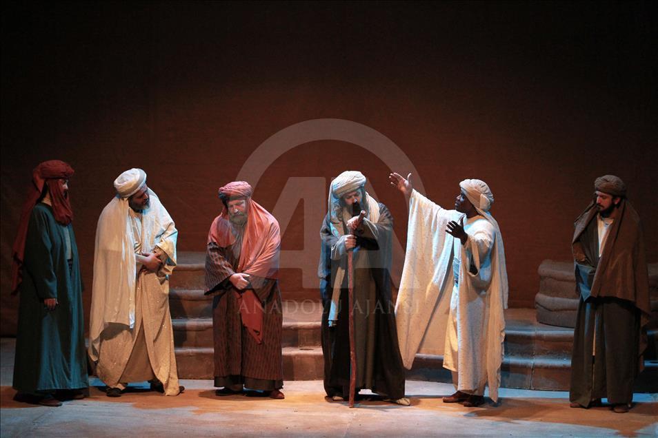 "Omar Bin Hattab" tiyatro oyunu sahnelendi