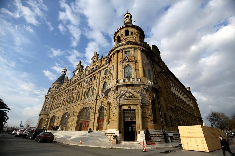 Haydarpaşa, kum zeminde yıllara meydan okuyor