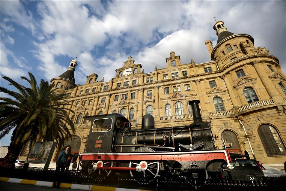 Haydarpaşa, kum zeminde yıllara meydan okuyor