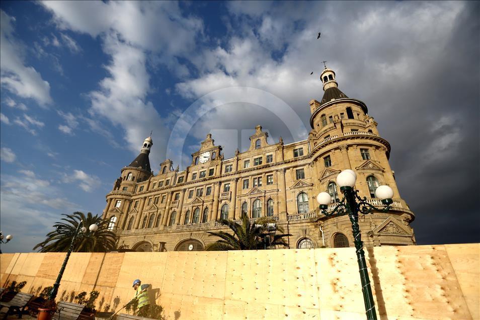 Haydarpaşa, kum zeminde yıllara meydan okuyor
