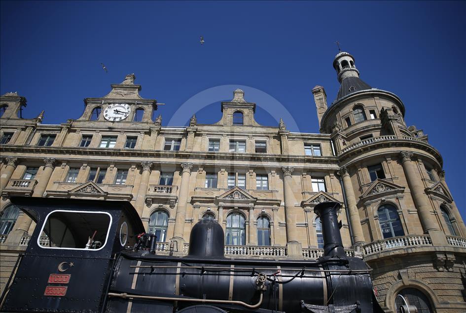 Haydarpaşa, kum zeminde yıllara meydan okuyor