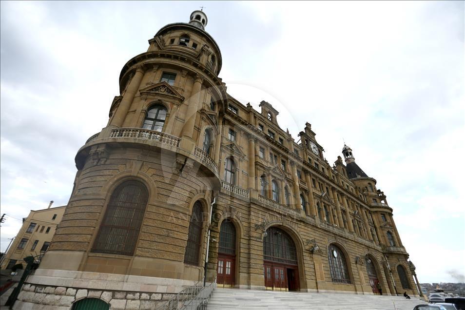 Haydarpaşa, kum zeminde yıllara meydan okuyor