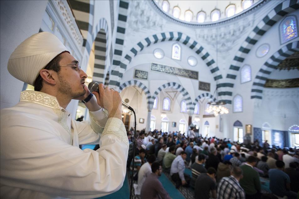 Muslims Gather for Friday Prayer at Diyanet Center of America