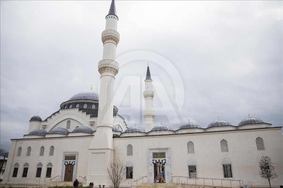 Muslims Gather for Friday Prayer at Diyanet Center of America