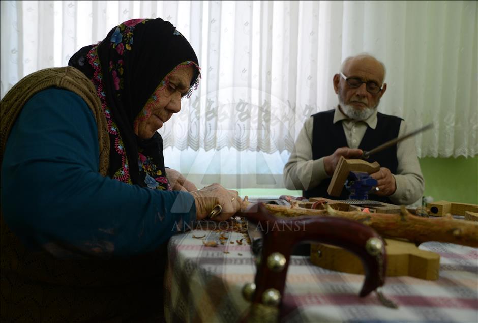 25 yıldır işlemeli baston üretiyor