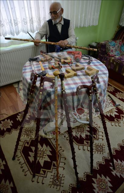 25 yıldır işlemeli baston üretiyor