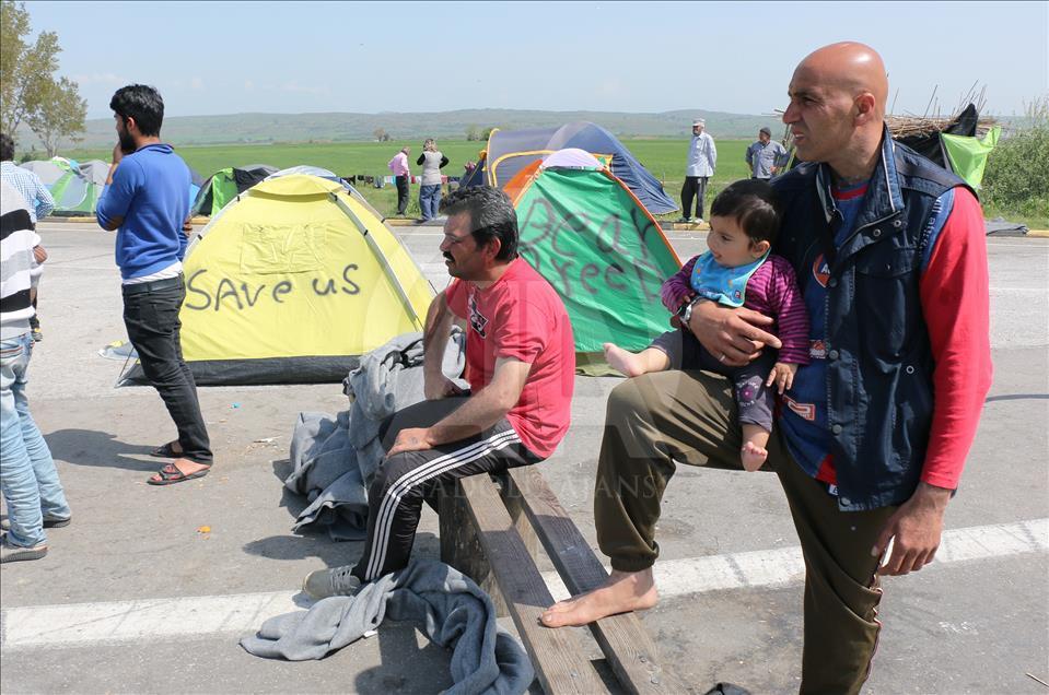 Yunanistan'daki sığınmacılar otoyolda çadırlı eylem düzenledi