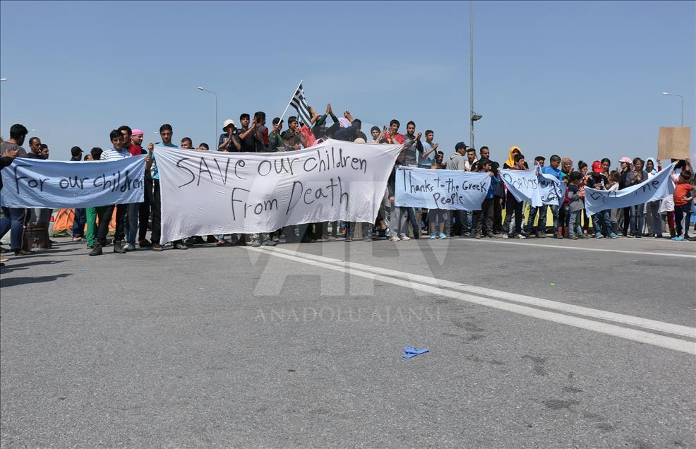 Yunanistan'daki sığınmacılar otoyolda çadırlı eylem düzenledi