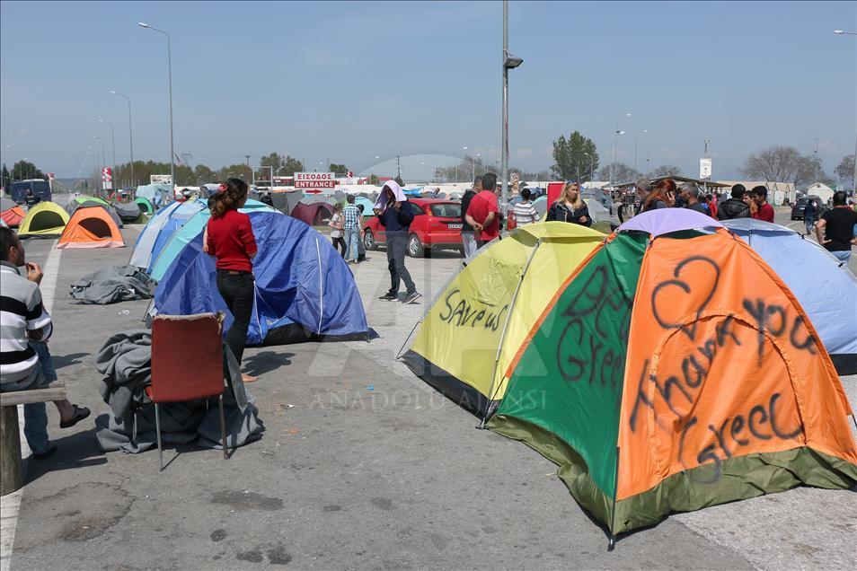 Yunanistan'daki sığınmacılar otoyolda çadırlı eylem düzenledi