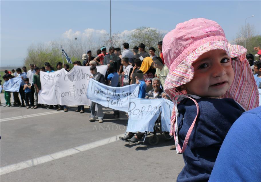 Yunanistan'daki sığınmacılar otoyolda çadırlı eylem düzenledi
