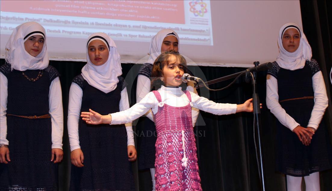 Türk ve Suriyeli öğrencilerden "kardeşlik türküsü"