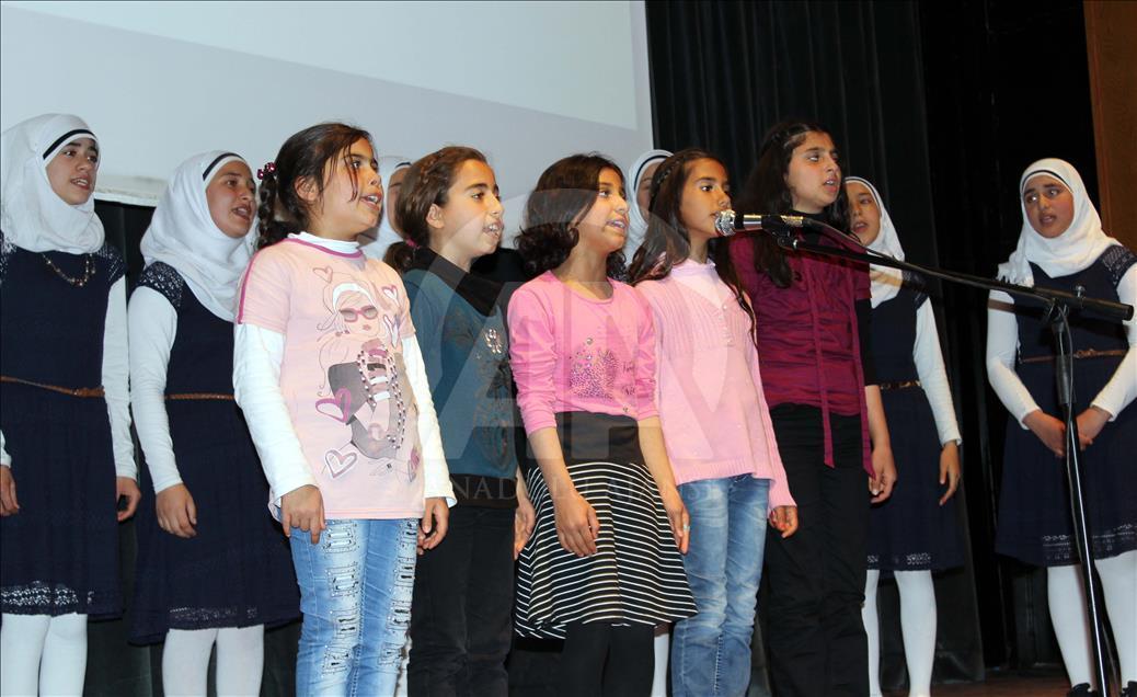 Türk ve Suriyeli öğrencilerden "kardeşlik türküsü"