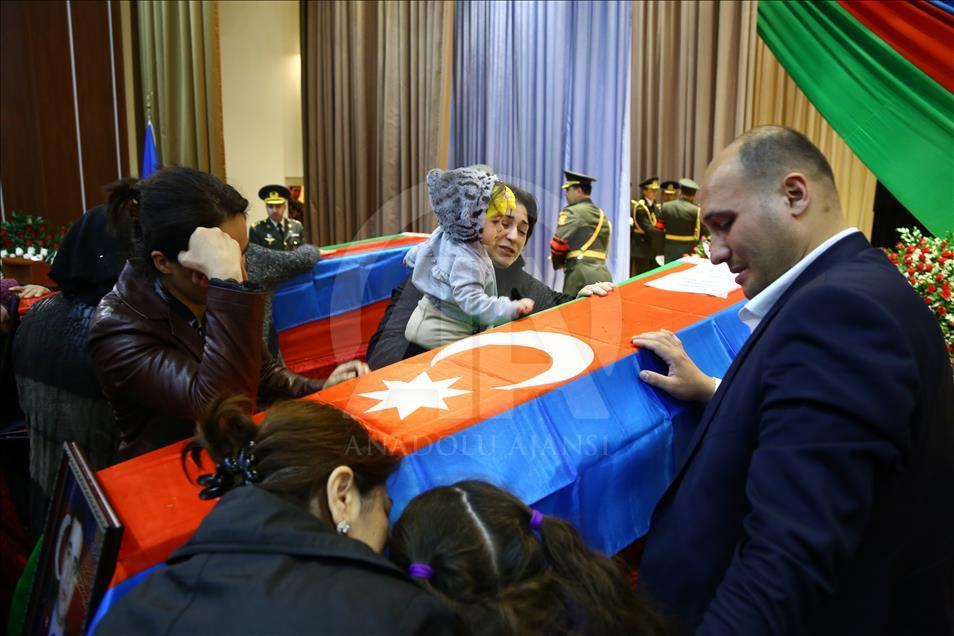 Azerbaycan şehitlerini uğurladı   