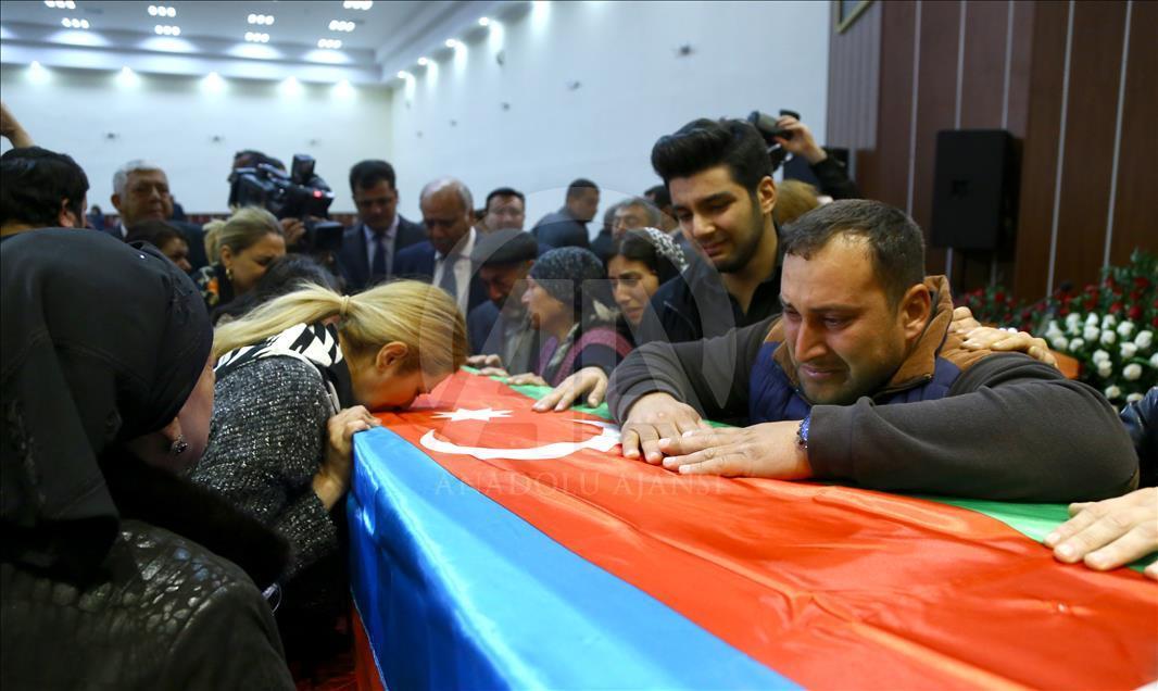 Azerbaycan şehitlerini uğurladı   