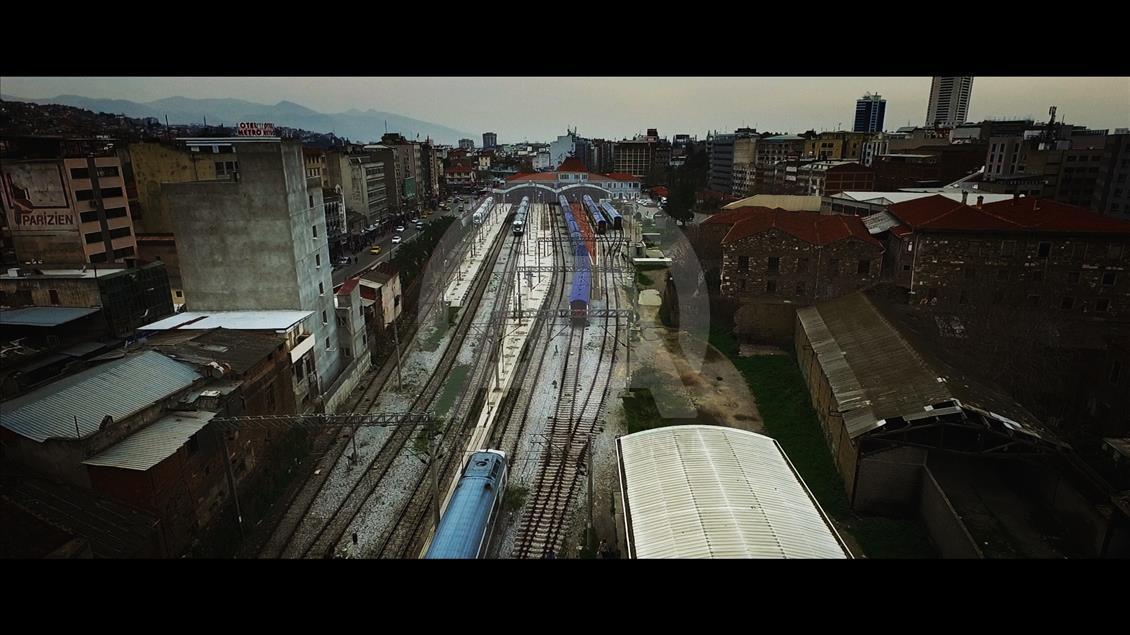 Këngëtari turk Teoman klipin e ri ia dedikon dramës së refugjatëve