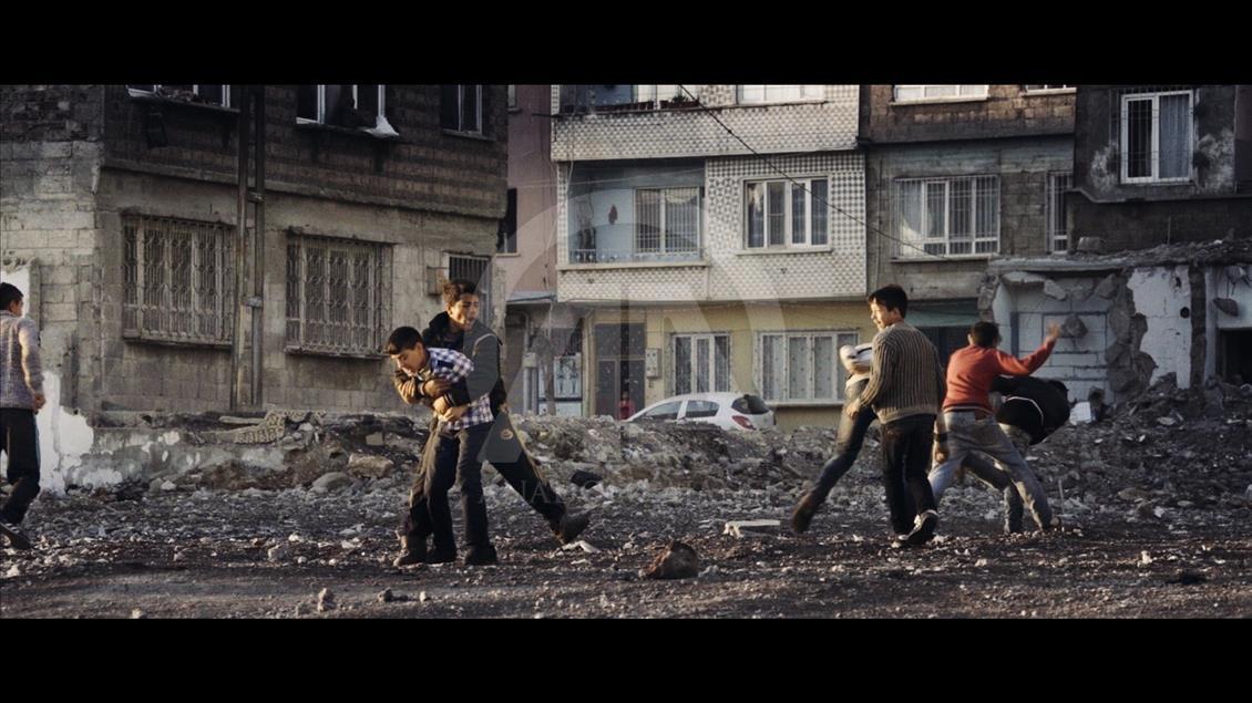 Këngëtari turk Teoman klipin e ri ia dedikon dramës së refugjatëve
