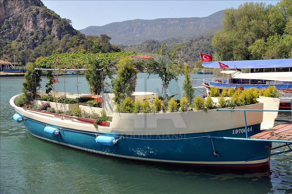 Tur teknesini çiçek bahçesine çevirdi