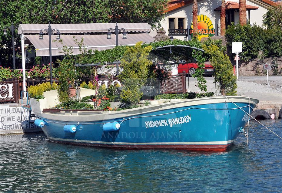 Tur teknesini çiçek bahçesine çevirdi