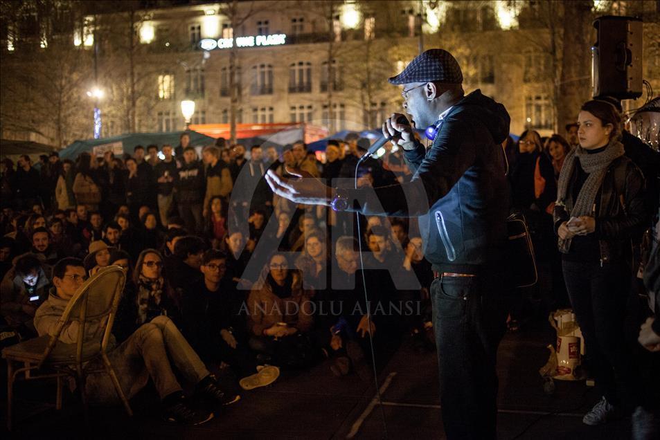 Paris'te "Gece Ayakta" eylemi