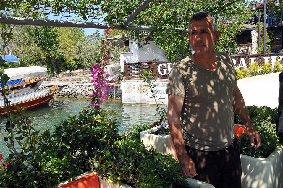 Tur teknesini çiçek bahçesine çevirdi