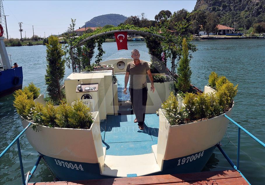 Tur teknesini çiçek bahçesine çevirdi