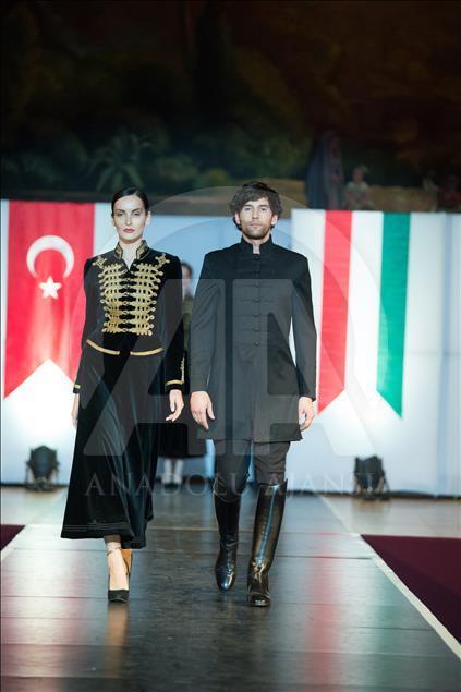 Budapeşte'de Osmanlı kıyafetleri defilesi düzenlendi