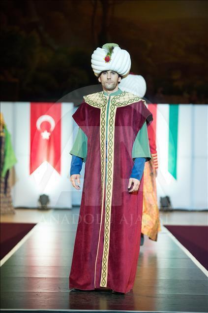 Budapeşte'de Osmanlı kıyafetleri defilesi düzenlendi