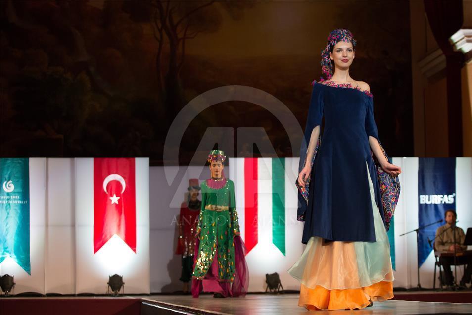Budapeşte'de Osmanlı kıyafetleri defilesi düzenlendi