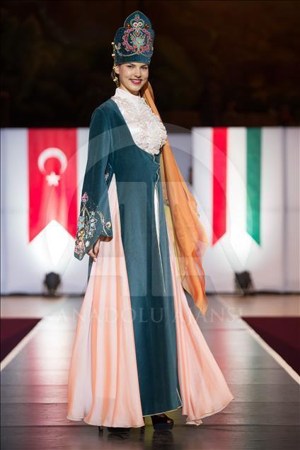 Budapeşte'de Osmanlı kıyafetleri defilesi düzenlendi