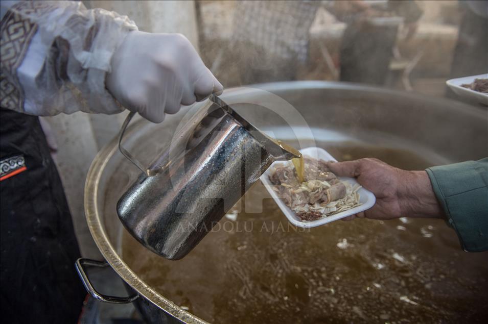 Şanlıurfa'da şafak vakti tirit ikramı