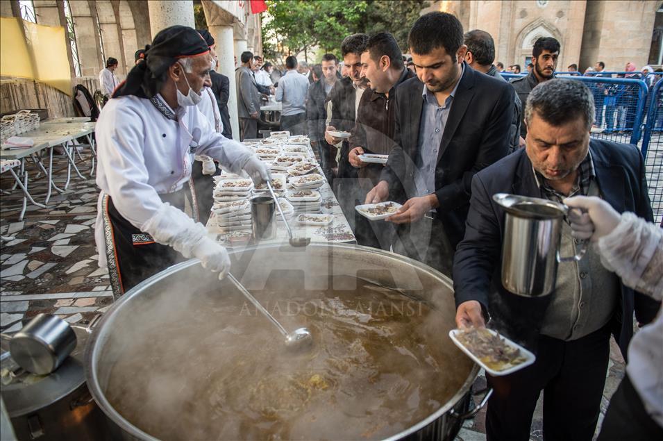 Şanlıurfa'da şafak vakti tirit ikramı