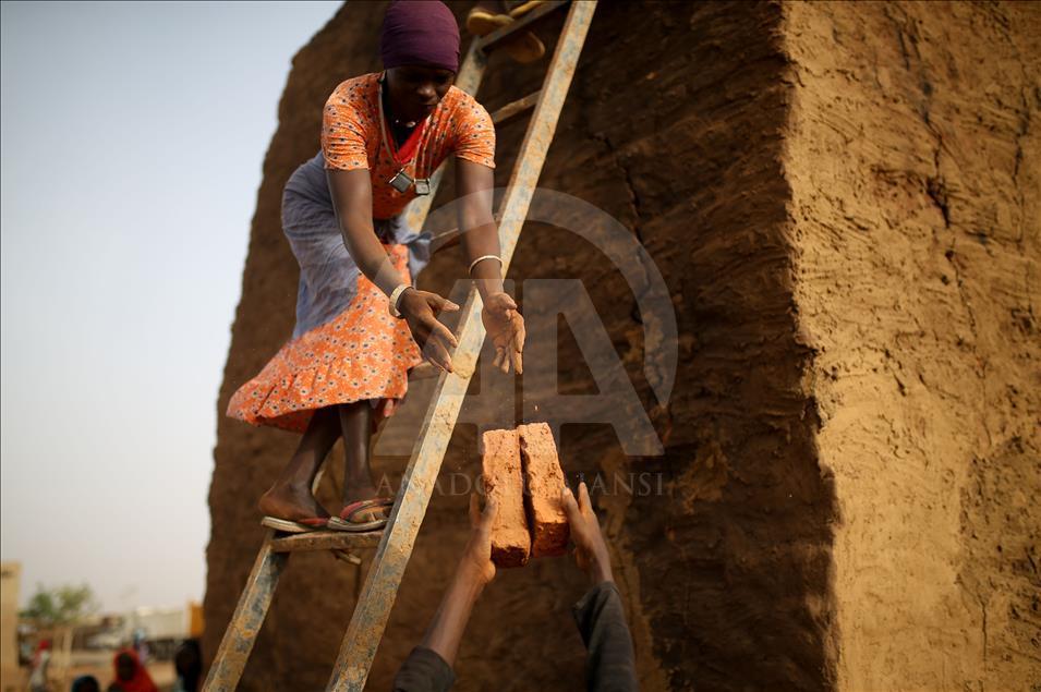 Sudan'da kadın tuğla işçileri