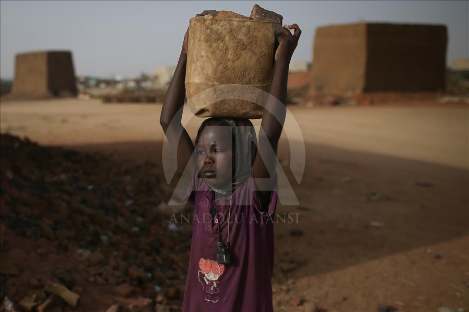 Sudan'da kadın tuğla işçileri