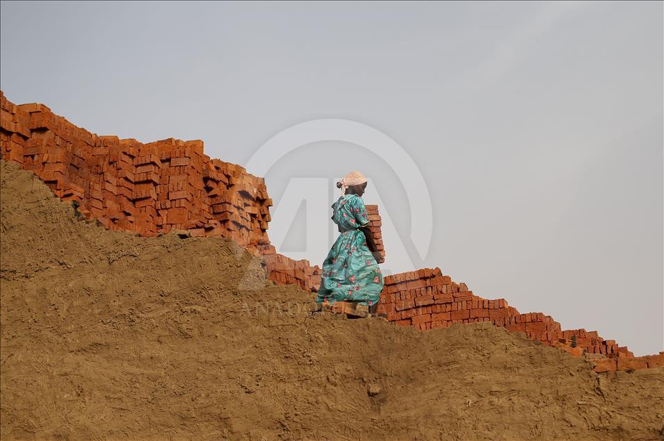 Sudan'da kadın tuğla işçileri