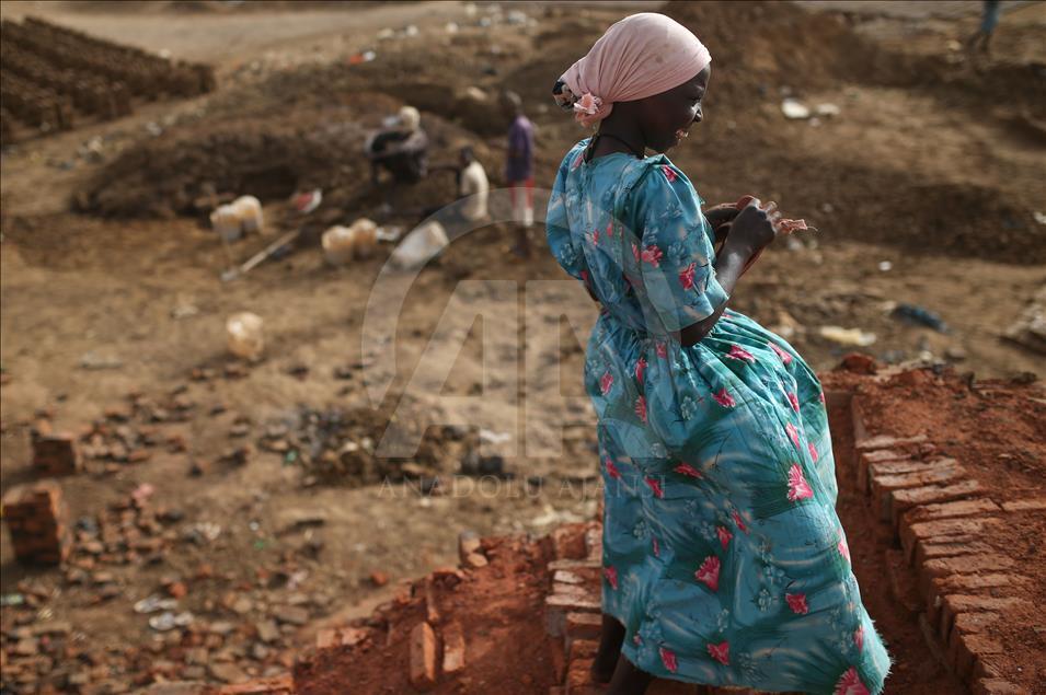 Sudan'da kadın tuğla işçileri