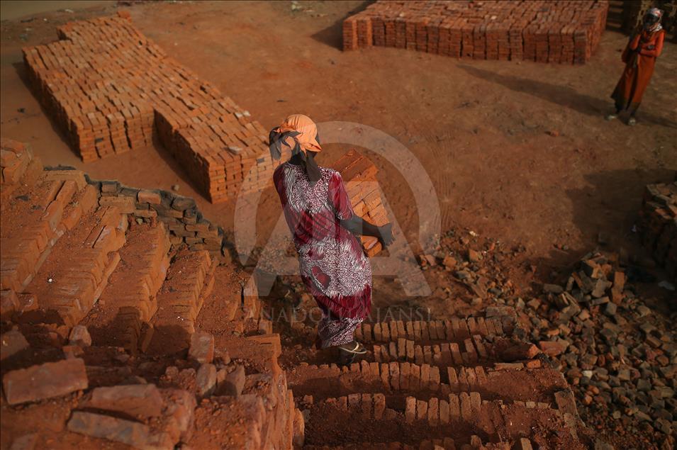 Sudan'da kadın tuğla işçileri