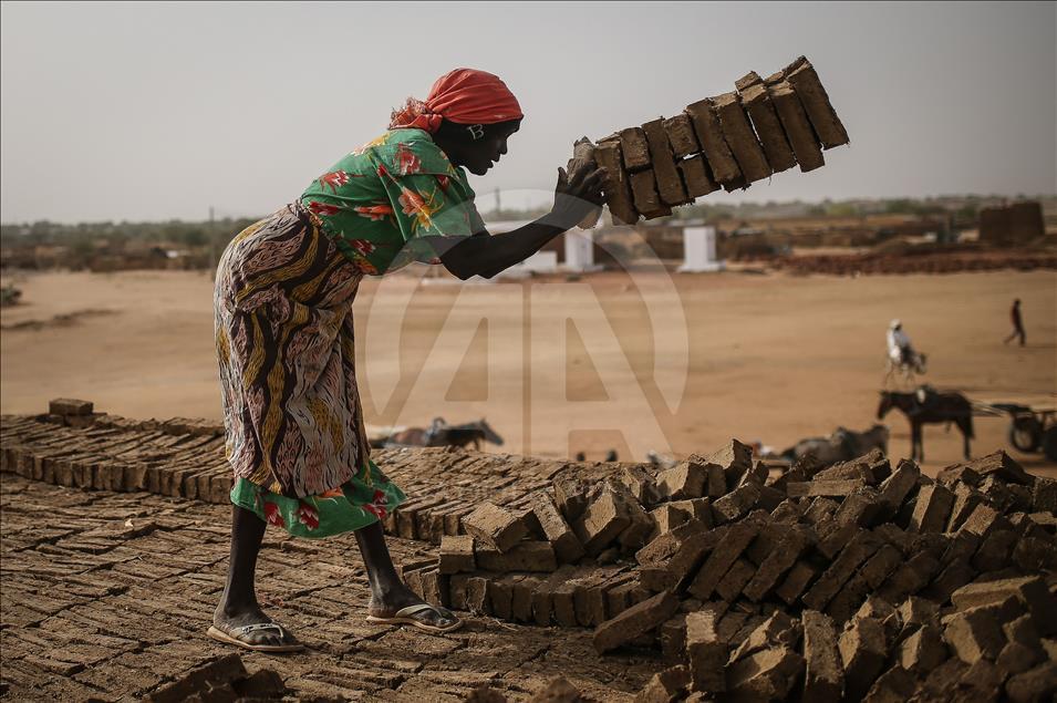 Sudan'da kadın tuğla işçileri