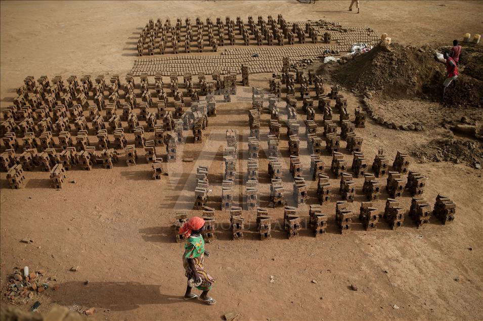 Sudan'da kadın tuğla işçileri
