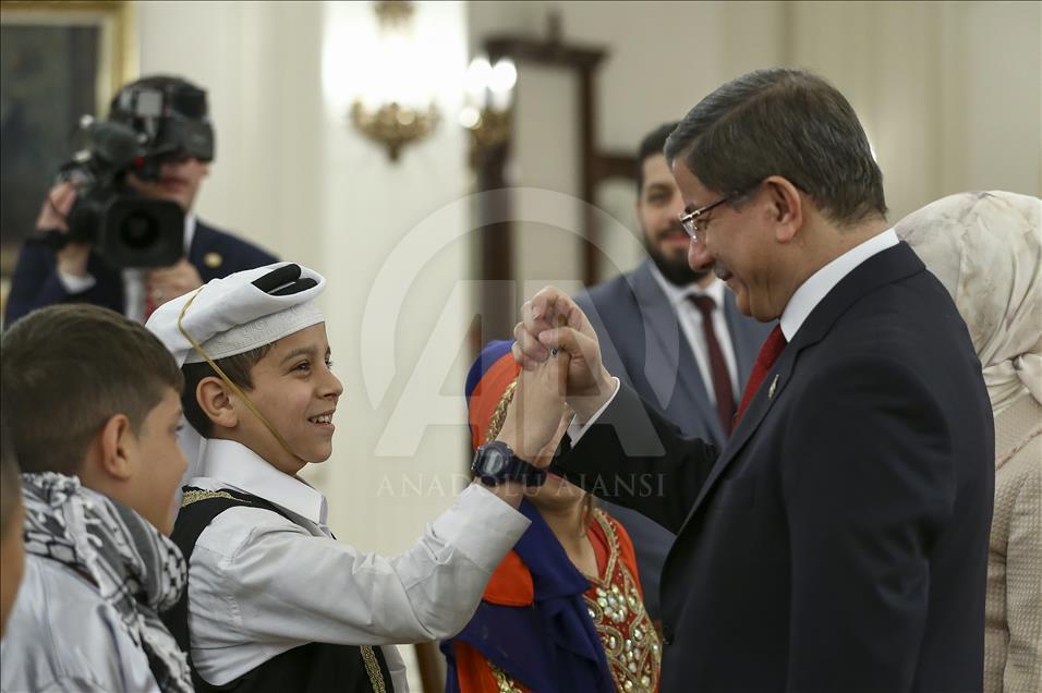 Başbakan Davutoğlu, 23 Nisan Çocuk Şenliği'ne katılacak çocukları kabul etti