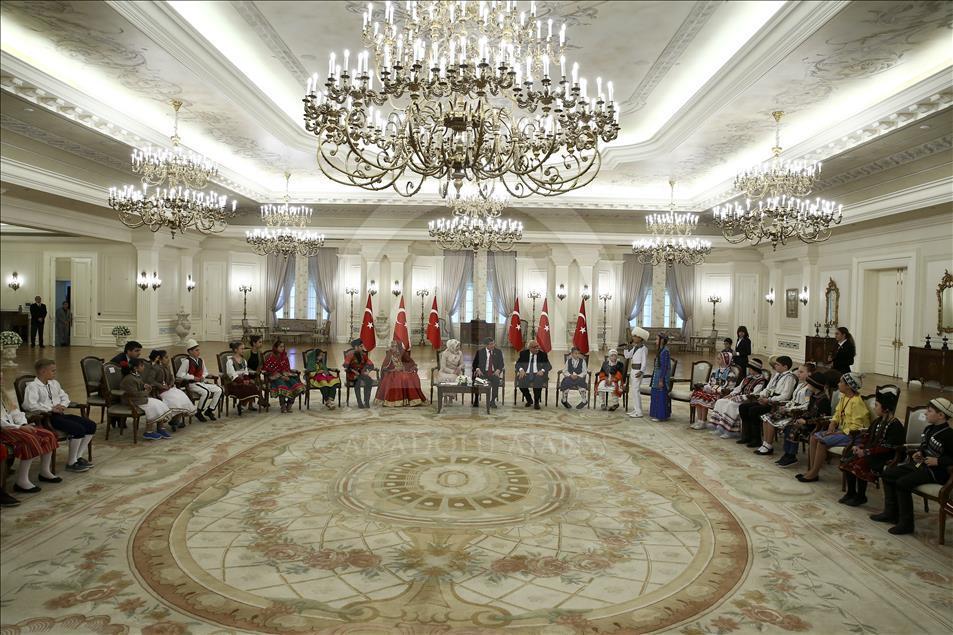 Başbakan Davutoğlu, 23 Nisan Çocuk Şenliği'ne katılacak çocukları kabul etti