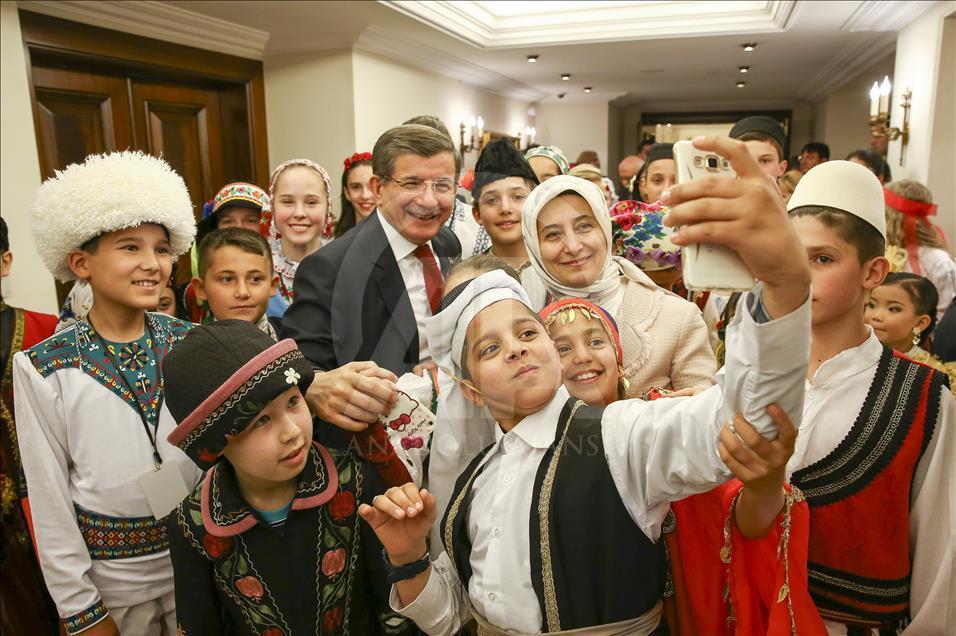 Başbakan Davutoğlu, 23 Nisan Çocuk Şenliği'ne katılacak çocukları kabul etti