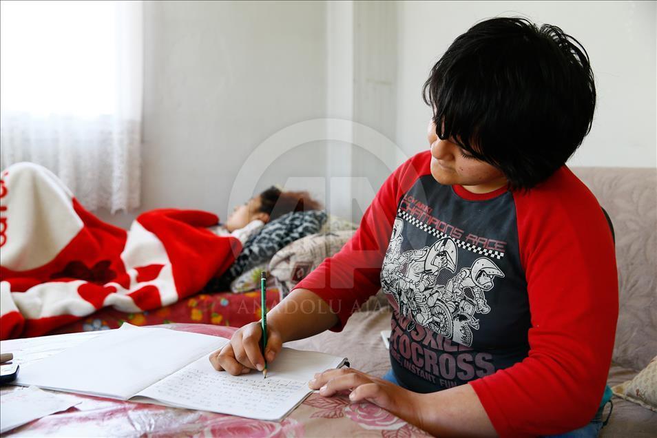 Elleriyle yürüyen Arzu'nun tek isteği annesinin iyileşmesi