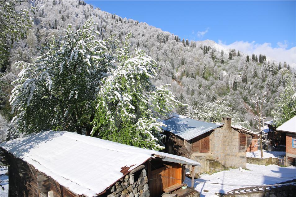 Ayder Yaylası'na kar yağdı
