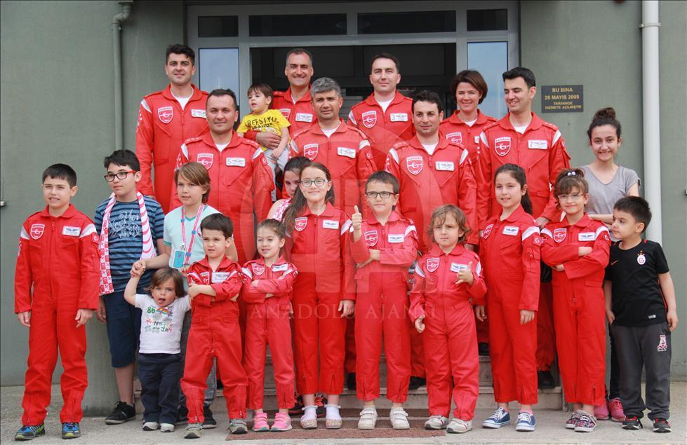 Türk Yıldızları'nın kokpiti ilk kez çocuklara emanet