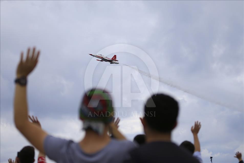Türk Yıldızları Antalya'da gösteri yaptı