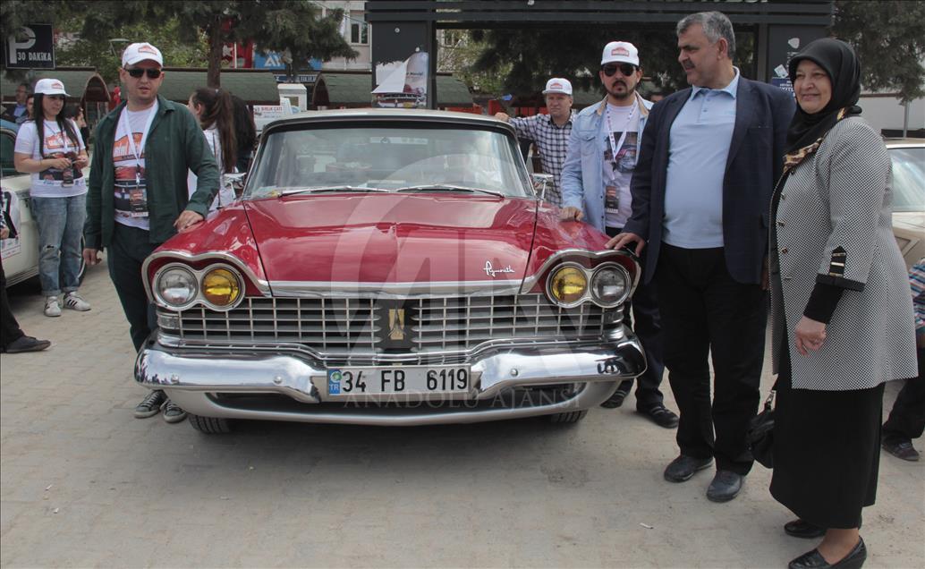Klasik otomobil tutkunları Ayaş'ta buluştu