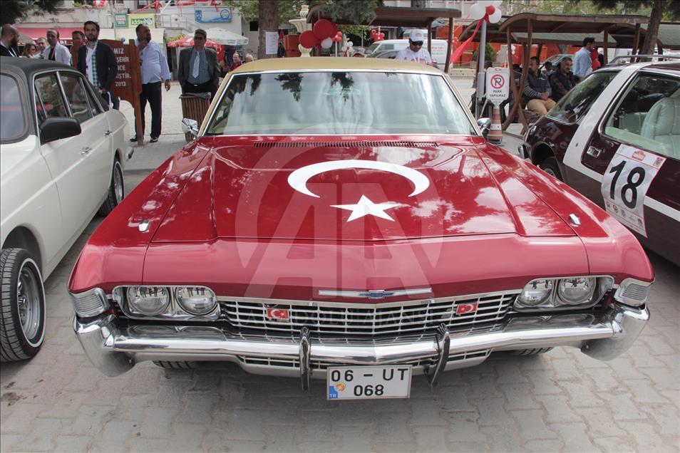 Klasik otomobil tutkunları Ayaş'ta buluştu