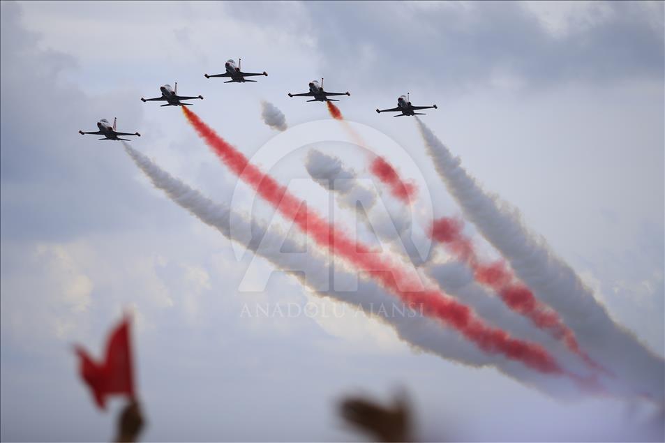 Türk Yıldızları Antalya'da gösteri yaptı