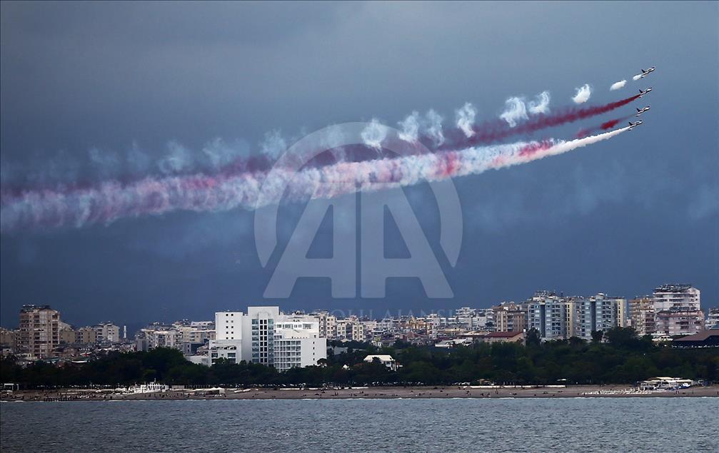 Türk Yıldızları Antalya'da gösteri yaptı