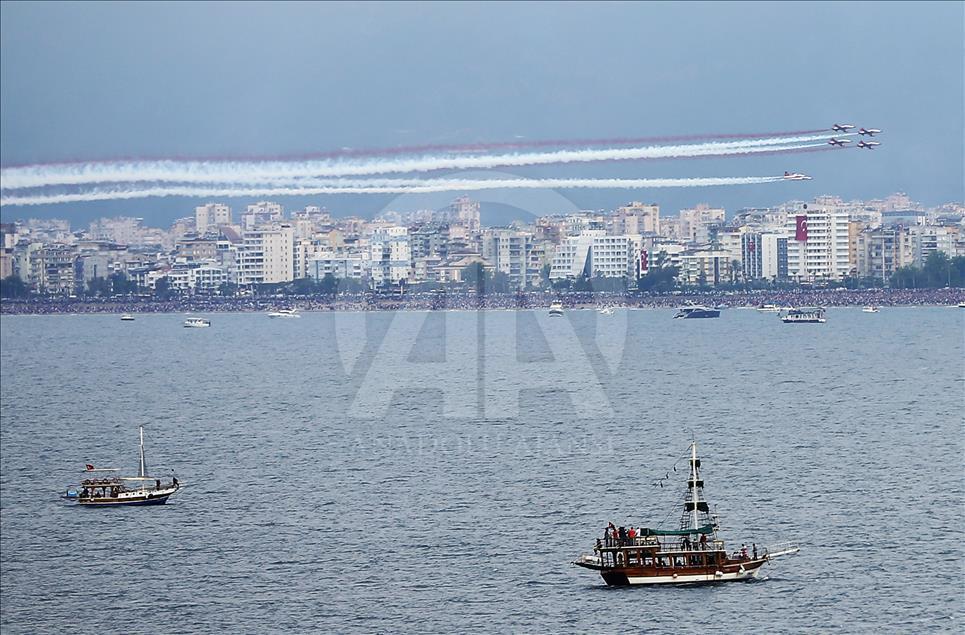 Türk Yıldızları Antalya'da gösteri yaptı